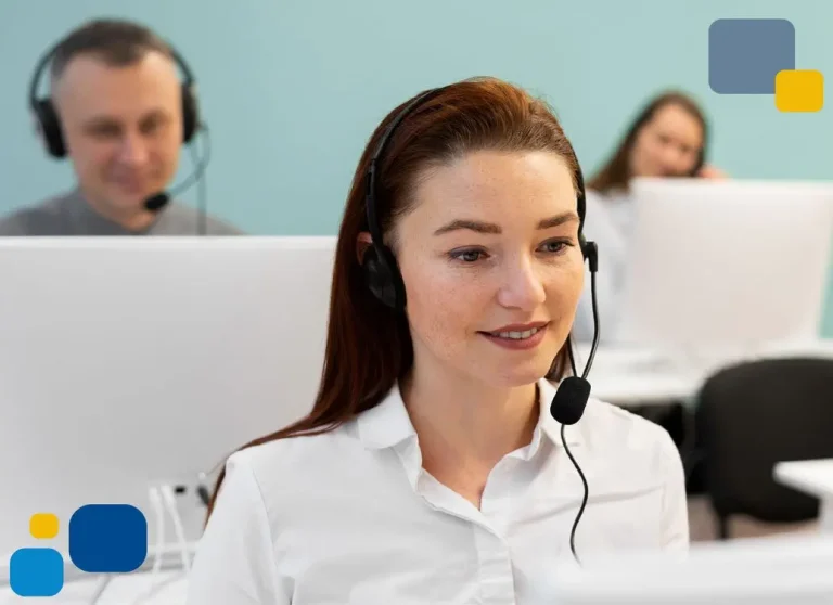 Mujer en oficina hablando con cliente por call center