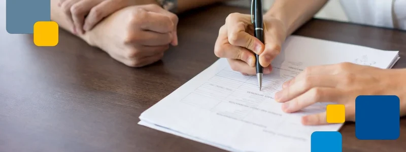 personas revisando y llenando una solicitud de mercado